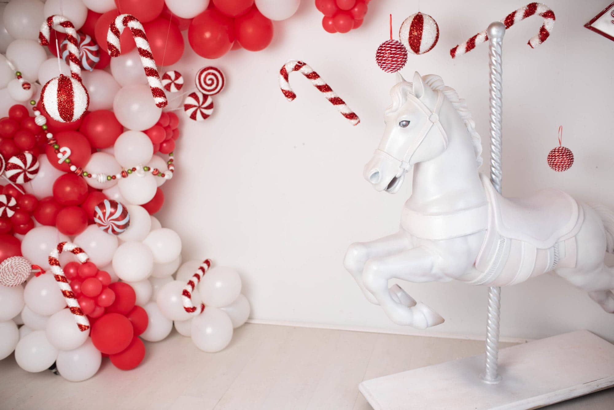 christmas 2021, balloon garland, red and white, candy cane, swirl, carousel horse, santa, ashleigh shea photography, kent, london, bromley, orpington, chislehurst